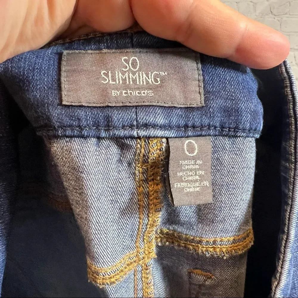 Chicos Straight Leg So Slimming Jeans Dark Wash size 0